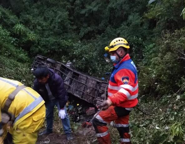 大巴车滚落山谷，21人丧生
