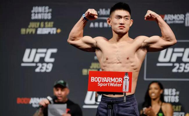 宋亚东目前在UFC官方排名雏量级第13位