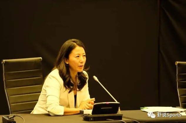 当选后杨扬发表讲话，图片来自新华社