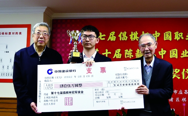 2021年，倪耀良与中国围棋协会主席林建超为第17届倡棋杯冠军丁浩颁奖