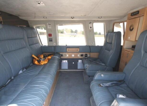 同型号直升机的内舱，根据安全手册，如遇事故，飞行员会先提示系牢安全带