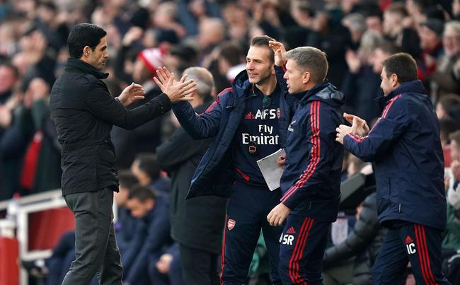 阿尔特塔和教练团队庆祝进球