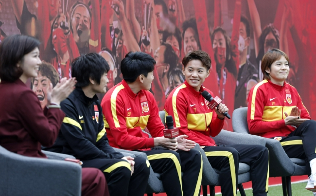 水庆霞与女足党员代表王珊珊、王霜、张馨在蚂蚁集团主题党日活动现场分享“女足精神”