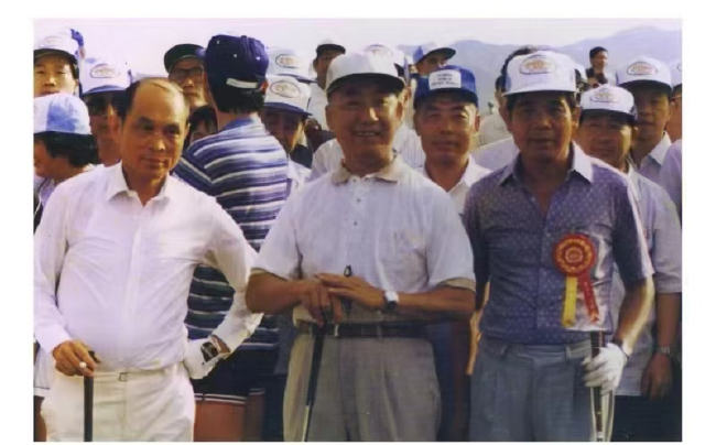 1984年8月25日，中山温泉高尔夫球会开业的开球仪式（从左到右：霍英东、荣高棠、郑裕彤）