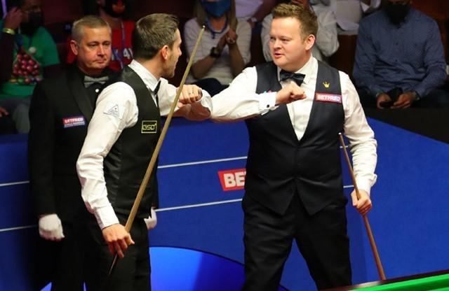 斯诺克世锦赛决赛，塞尔比和墨菲的击肘礼