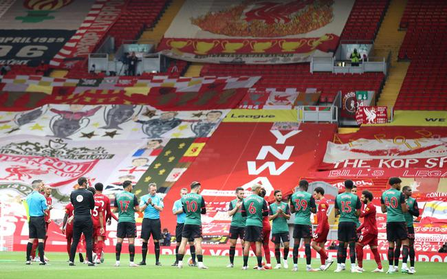 维拉球员列队欢迎利物浦球员入场