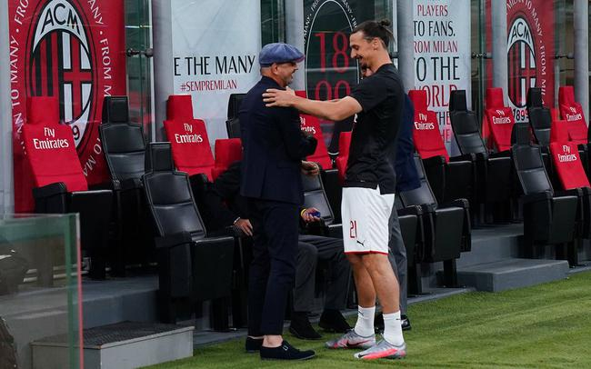 伊布与米哈寒暄