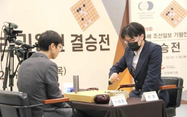 柯洁（右）在比赛中。 中国围棋协会供图