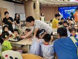 方寸棋盘牵起手 国象大师与社区小朋友的棋趣午后