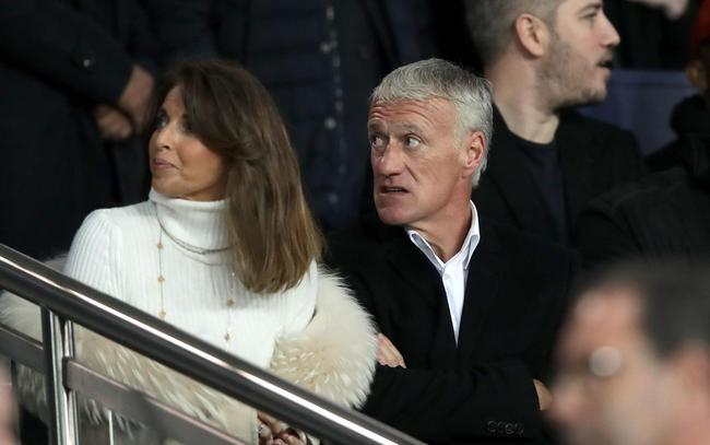 法国主帅德尚携妻观战