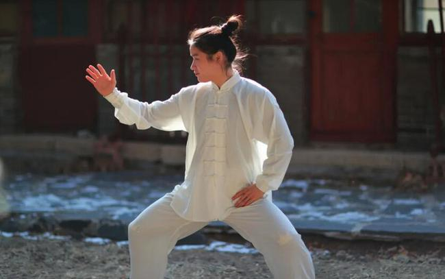 身穿中国传统武术服装的张伟丽