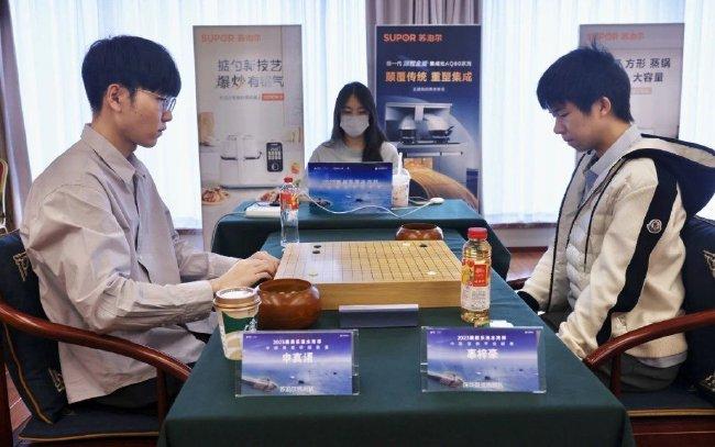韩国棋手申真谞（左）战绩优异，是围甲联赛中炙手可热的外援。 中国围棋协会供图