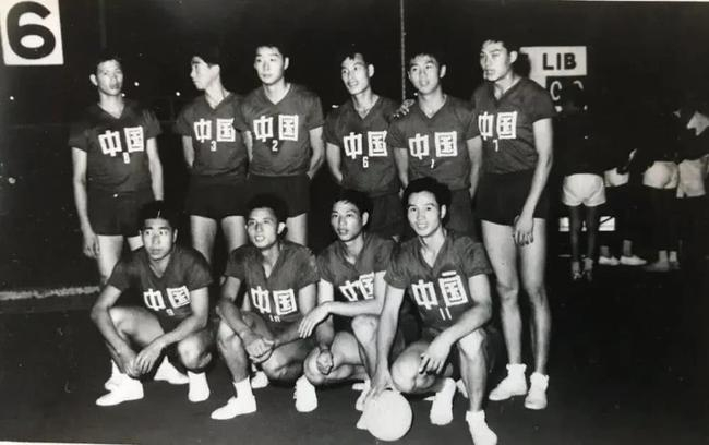 祝嘉铭（后排左三）与中国男排队员