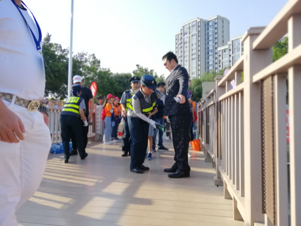 胡静与同事一起负责给入场观众进行安检