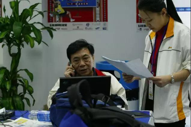 2004 年王俊璞与女儿王欢一起报道卡塔尔世乒赛