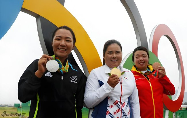 　　里约奥运会高尔夫领奖台合影，从左到右：亚军高宝璟、冠军朴仁妃、季军冯珊珊（图片来自新浪高尔夫）