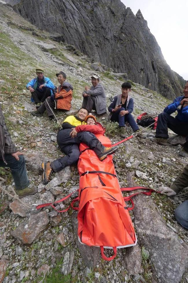 受伤后何川被村民抬下山 摄影/Rocker
