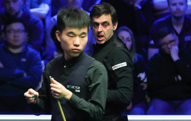 范争一和奥沙利文在比赛中