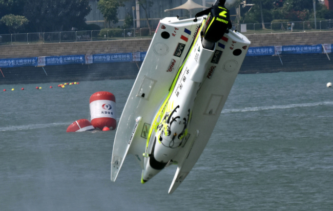 中国天荣F1超级赛手菲利普•洽培上演“空中翻腾360”的精彩画面