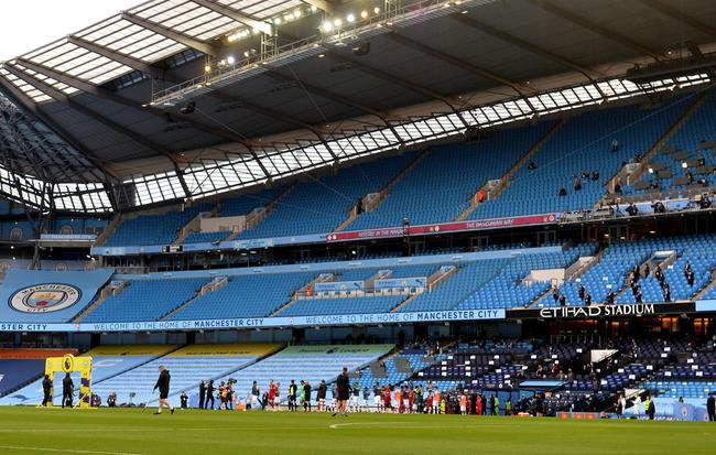 曼城将帅列队欢迎利物浦