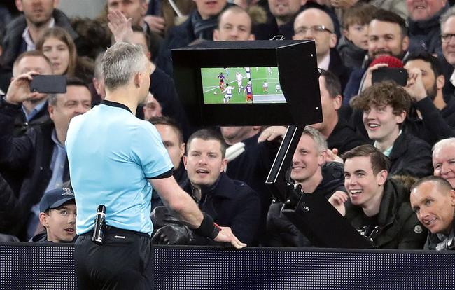 主裁亲自观看VAR