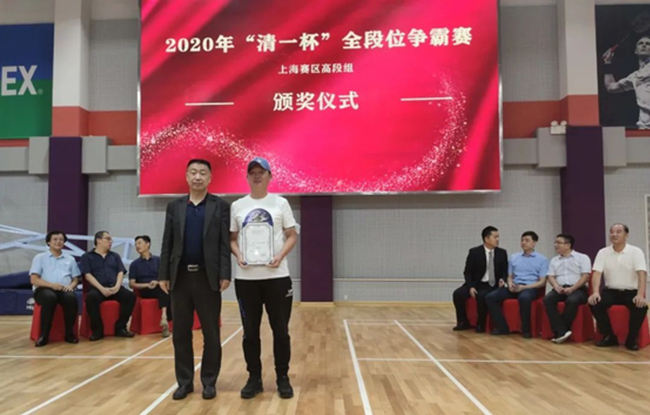 中国围棋协会副主席兼秘书长王谊先生为4段组一等奖成人棋手颁奖