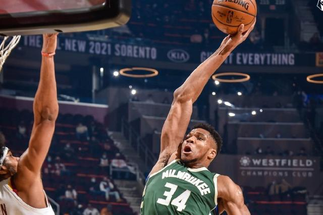 字母哥带领雄鹿赢下比赛