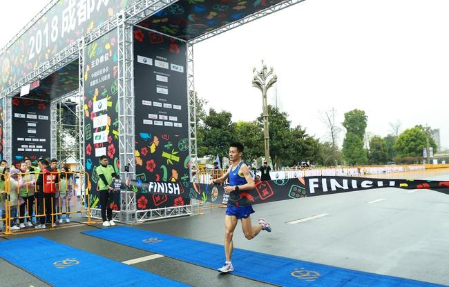 关思扬穿着361° FEISU 专业跑鞋，以01：08：40的净成绩夺得半马第一