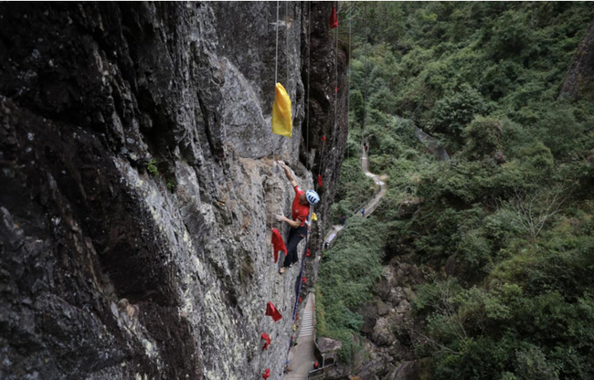 2020中国攀岩自然岩壁系列赛（神仙居站）卫冕冠军黄周文在比赛中