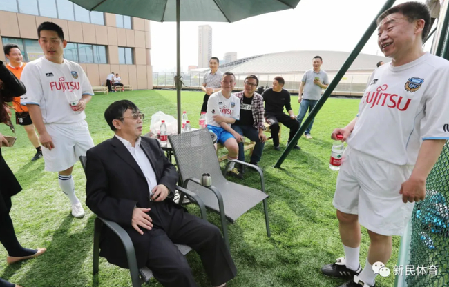 2016年天元赛足球友谊赛，聂卫平（中）坐镇指挥