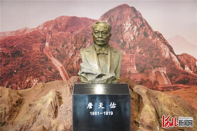 　　4月20日，“百年京张路 筑梦冬奥行”网络主题活动媒体采访团来到詹天佑纪念馆。图为詹天佑雕像。郭明明摄