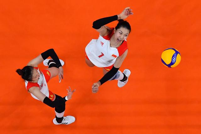 中国女排二传丁霞和副攻袁心玥