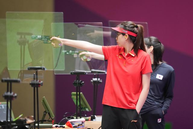 　　资料图：2021年7月30日，中国选手肖嘉芮萱在东京奥运会射击女子25米手枪决赛中。新华社记者 鞠焕宗 摄