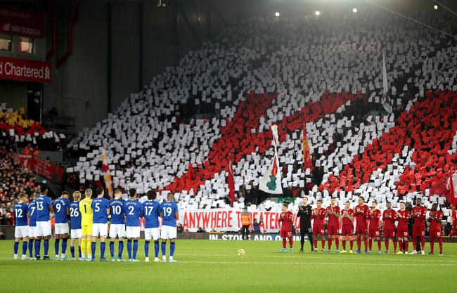 赛前为希斯堡惨案遇难者默哀