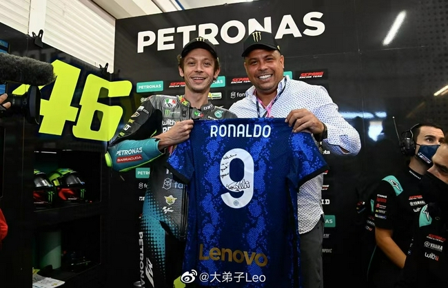 罗纳尔多赠送罗西签名国米球衣