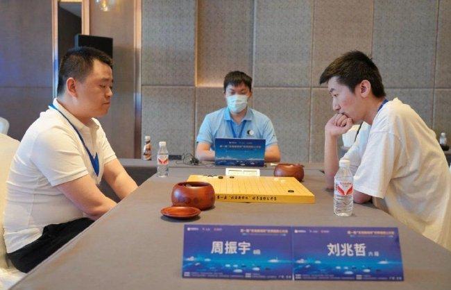 周振宇8段（左）成为独一晋级本赛的业余棋手。 中国围棋协会供图