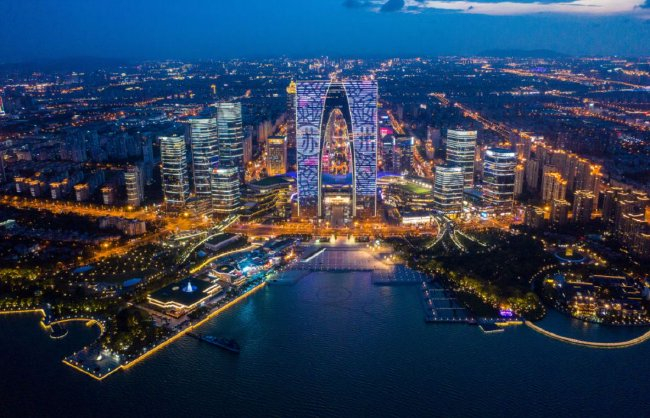 苏州工业园区位于金鸡湖畔