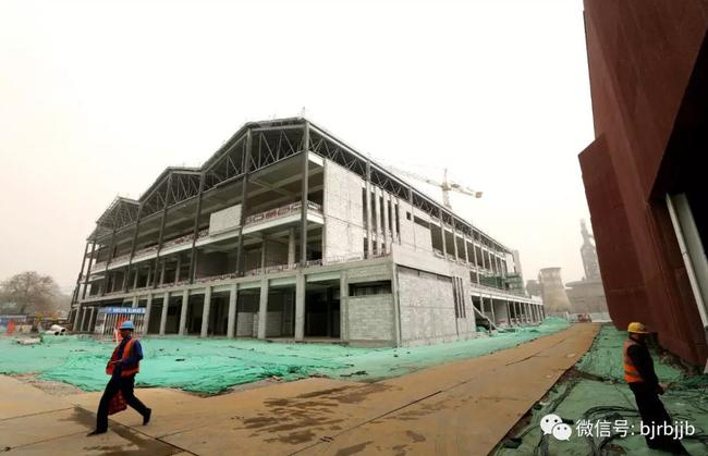 　（图为正在建设中的冰球馆）