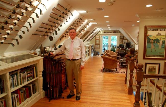 　　艾伦和他的部分收藏，照片选自迪克·麦克德诺2013年版《世界著名高尔夫藏品》和美国高尔夫传承协会2014年9月会刊