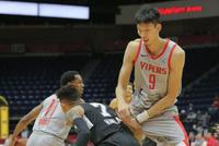 周琦高效轰16+10 战斧式隔人暴扣羞辱马刺中锋