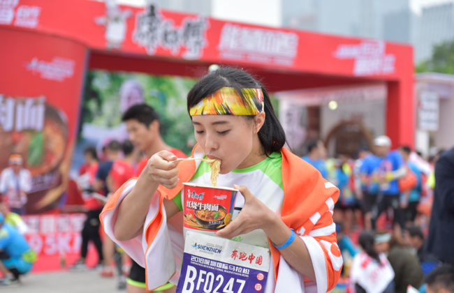 （服务区跑者吃面）