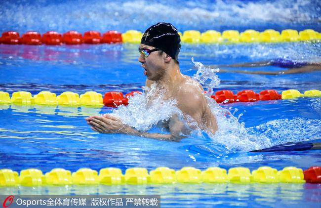 闫子贝在比赛中。