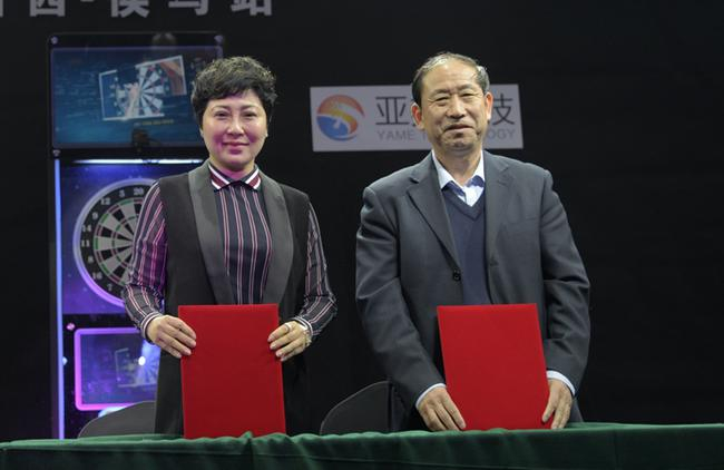 侯马市人民政府代表范孟龙（右）与夺镖体育董事长李冉（左）签署合作协议