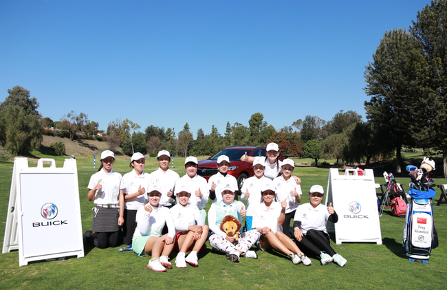 方歆媛参加2018别克-冯珊珊AJGA邀请赛（后排左四）