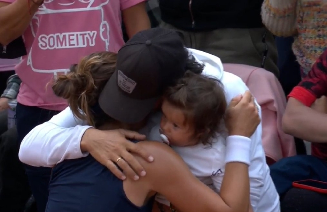 夺得生涯第二冠的玛利亚与家人孩子拥抱庆祝