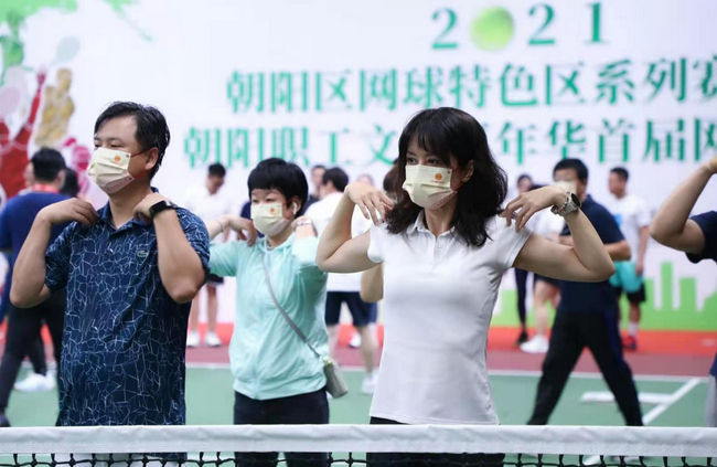 赛前带领运动员热身