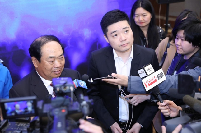 世界职业斯诺克协会首席顾问、星牌集团董事长甘连舫与丁俊晖一起接受采访