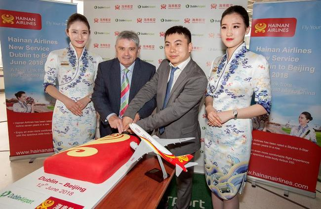 　　都柏林机场高级副总裁Jon Woolf（左二）与海南航空市场营销部总经理助理师智伟（右二）庆祝北京往返爱丁堡、都柏林航线首航
