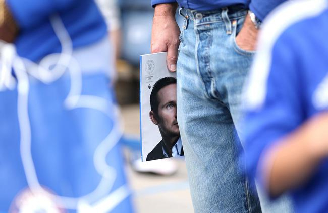 手拿赛刊的切尔西球迷