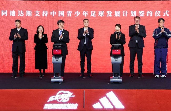 在嘉宾的见证下双方签约